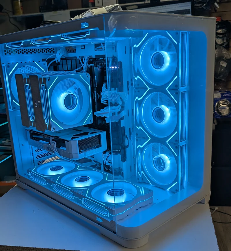 PC GAMING Ryzen 7 9800X3D RX 9060 XT 16 Go 32GB DDR5 SSD 1TB NVMe HDD 1TB WiFi